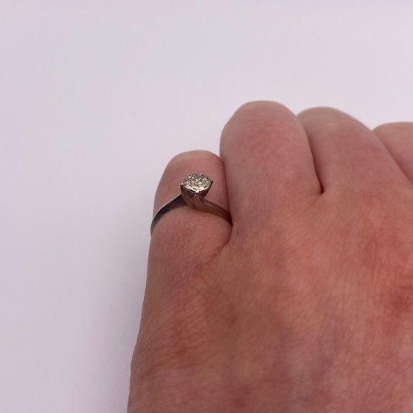 10k white gold Diamond cluster ring